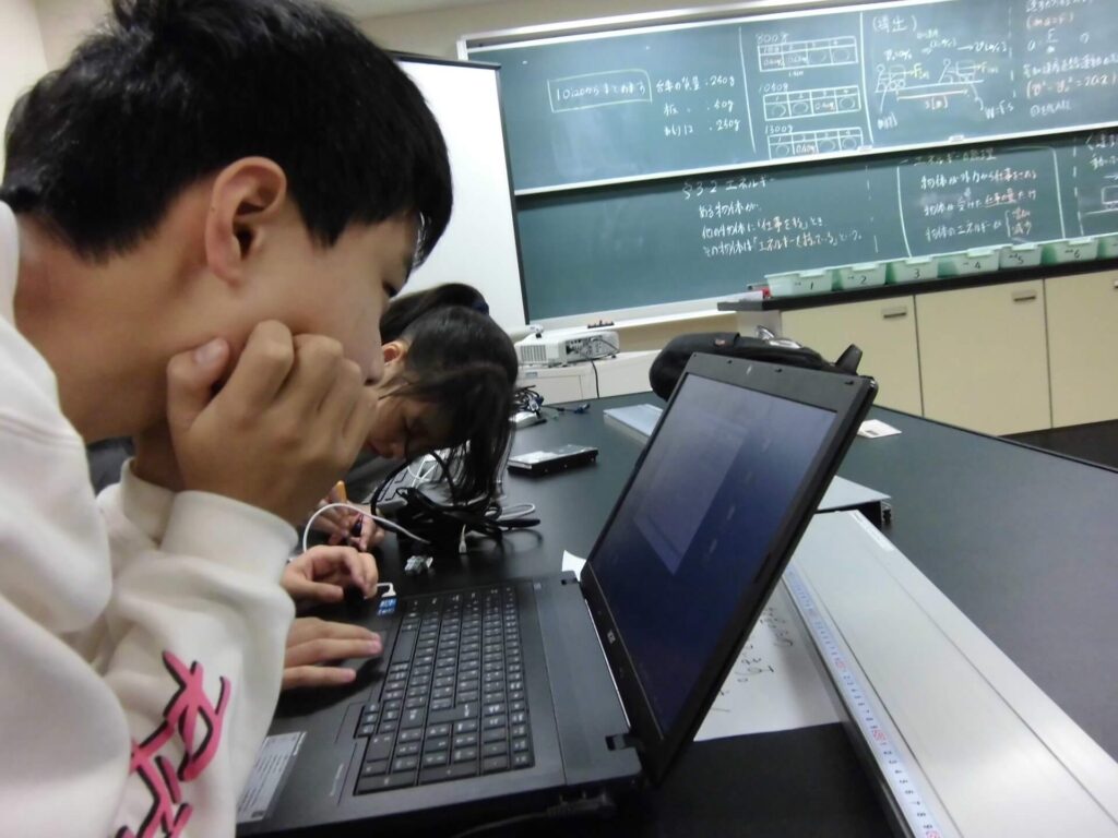 何かを研究している様子