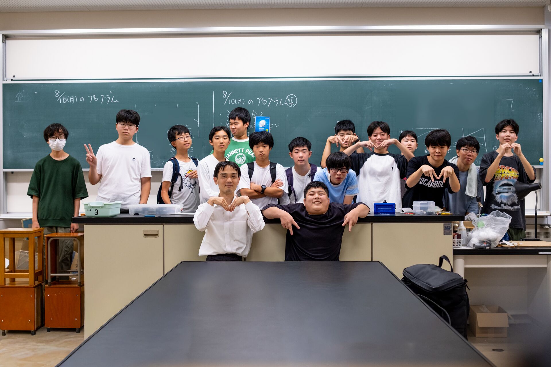 2日目に撮影された集合写真。マイクラカップの「M」のハンドサイン。